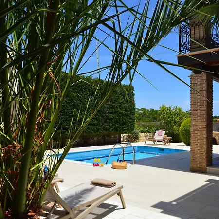 Julieta Stone Villa Antipata